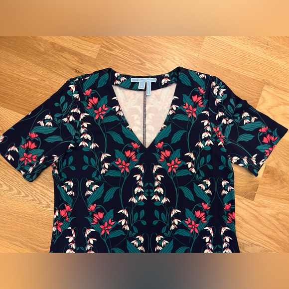 Draper James navy/pink/green floral short sleeved v-neck shift dress, size M - Picture 2 of 10